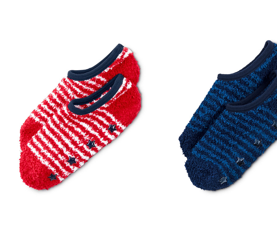 Zwei Paar Hausschuhsocken: Ein Paar rot-weiß gestreift, ein Paar blau gestreift.