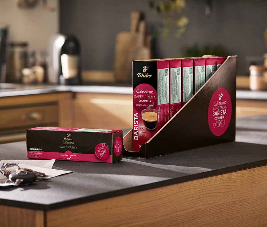 Eine Packung Cafissimo Latte Crema Barista Kapseln auf einer Küchentheke.