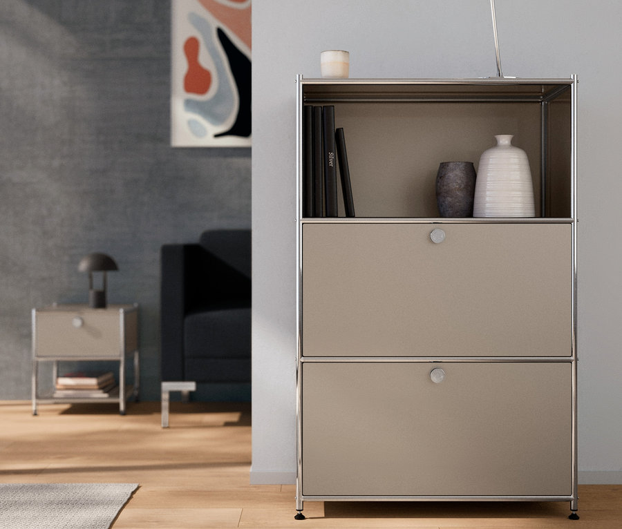 Innenaufnahme: Kommode Metall »CN3« mit 2 Klappenfächern in Taupe. Auf der Kommode steht eine verchromte Tischleuchte aus Metall.