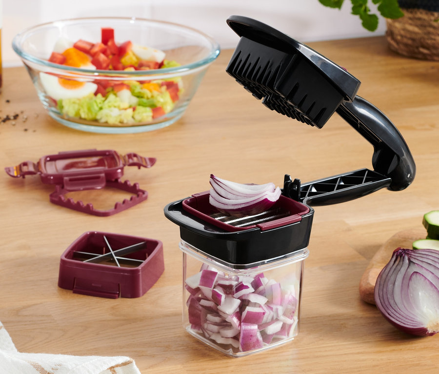 Eine rote Zwiebel wird mit dem Nicer Dicer Quick geschnitten.