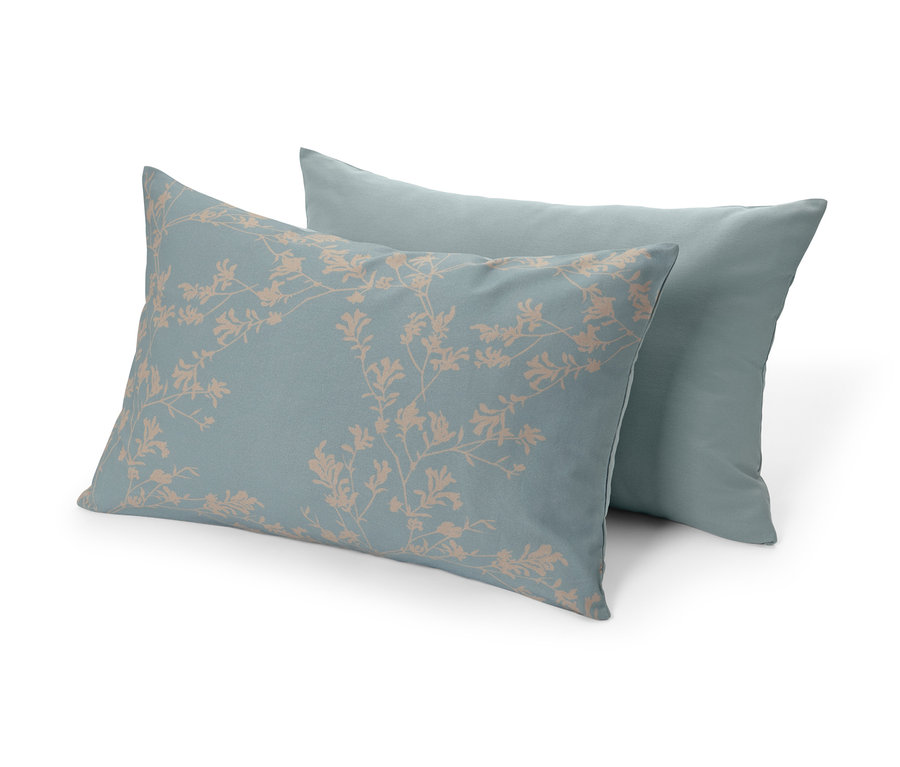 Zwei hellblaue Dekokissen, eines mit Blumenmuster. 2 Dekokissen-Bezüge.