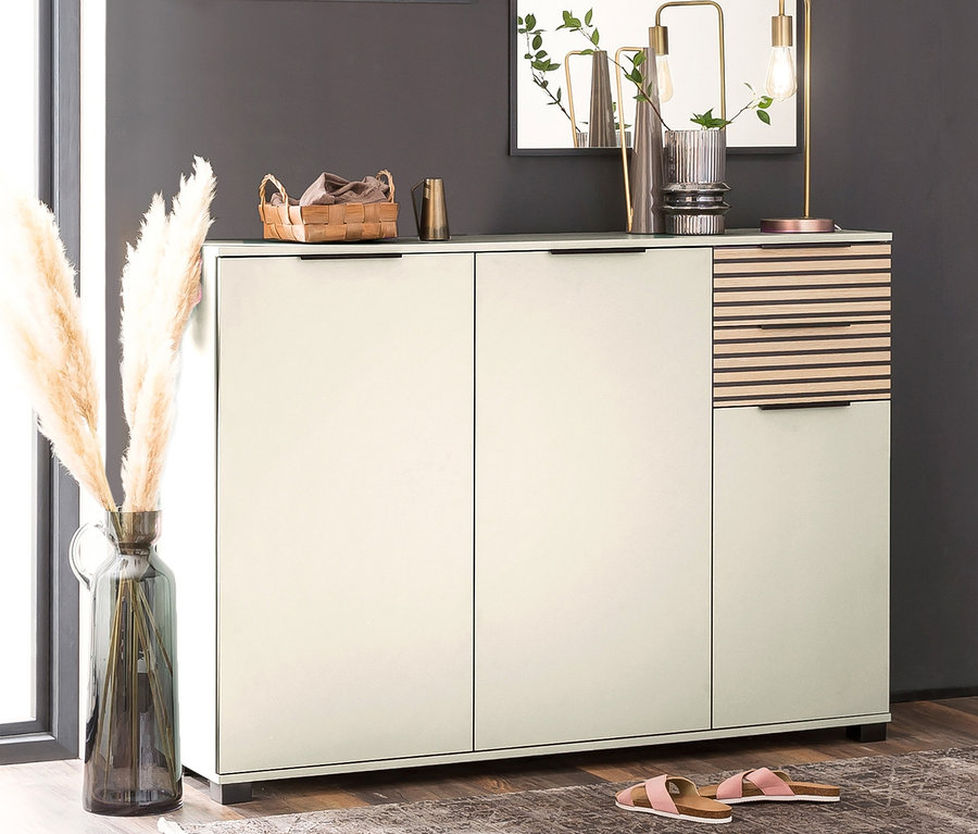Schuhschrank »Alexa« steht im Flur mit Dekorationen.
