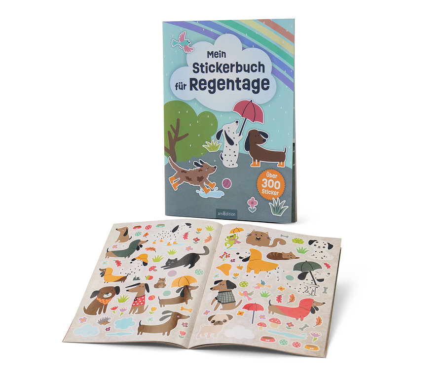 Geöffnetes »Mein Stickerbuch für Regentage« Buch mit Illustrationen von Hunden, Katzen, Pilzen und Regenschirmen.