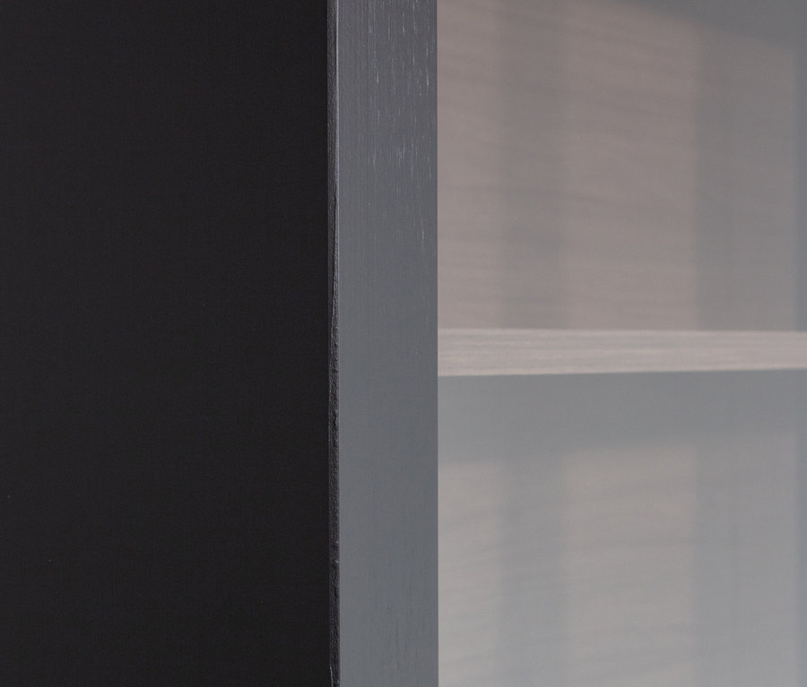 Detailaufnahme der schwarzen Woood Vitrine »James« aus Kiefernholz.
