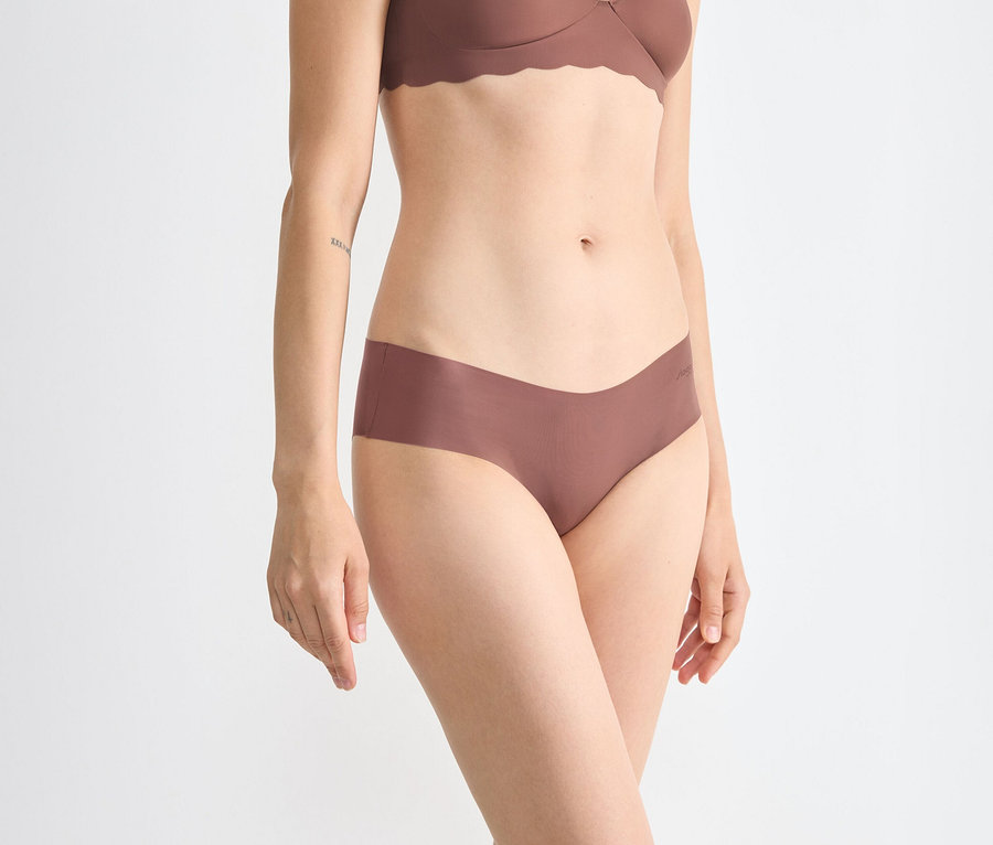 Frau trägt braunen BH und sloggi ZERO Microfibre 2.0 Hipster 2P Hüftslip.