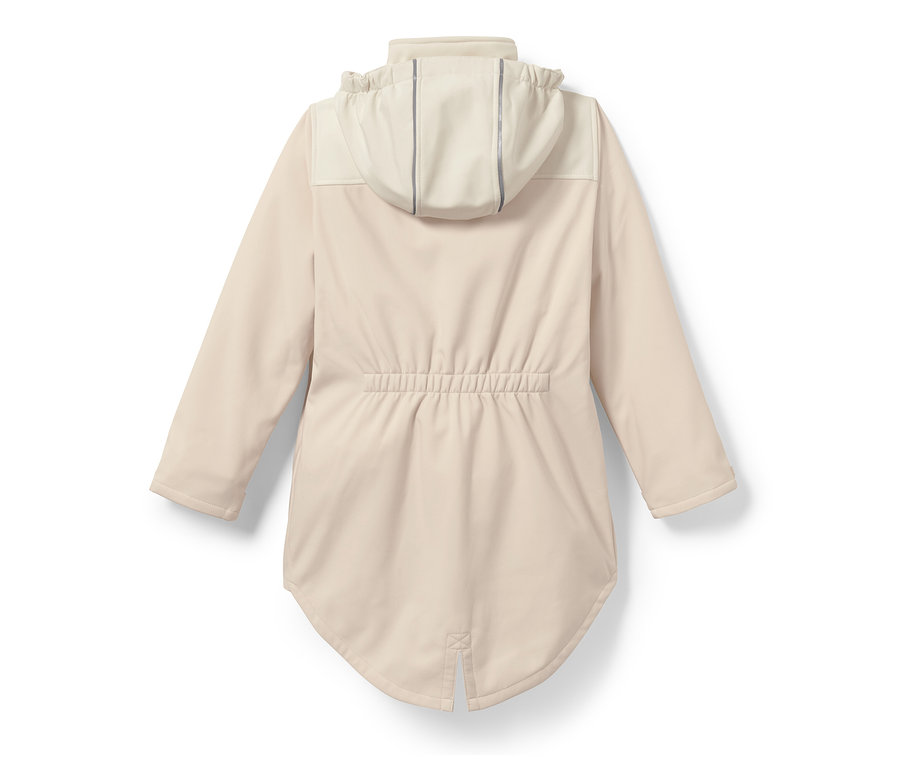 Detailansicht eines beigen Kinder-Softshellmantels mit Kapuze.
