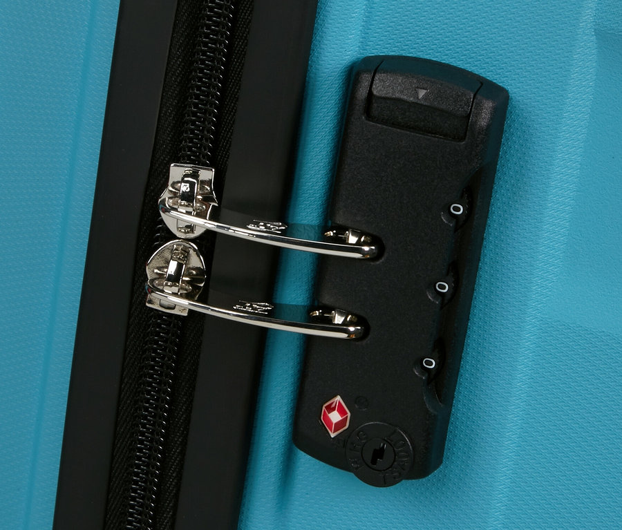 Detailaufnahme eines mittelgrossen, hellblauen American Tourister Jetdriver 3.0 Koffers mit Schloss und Reissverschluss.