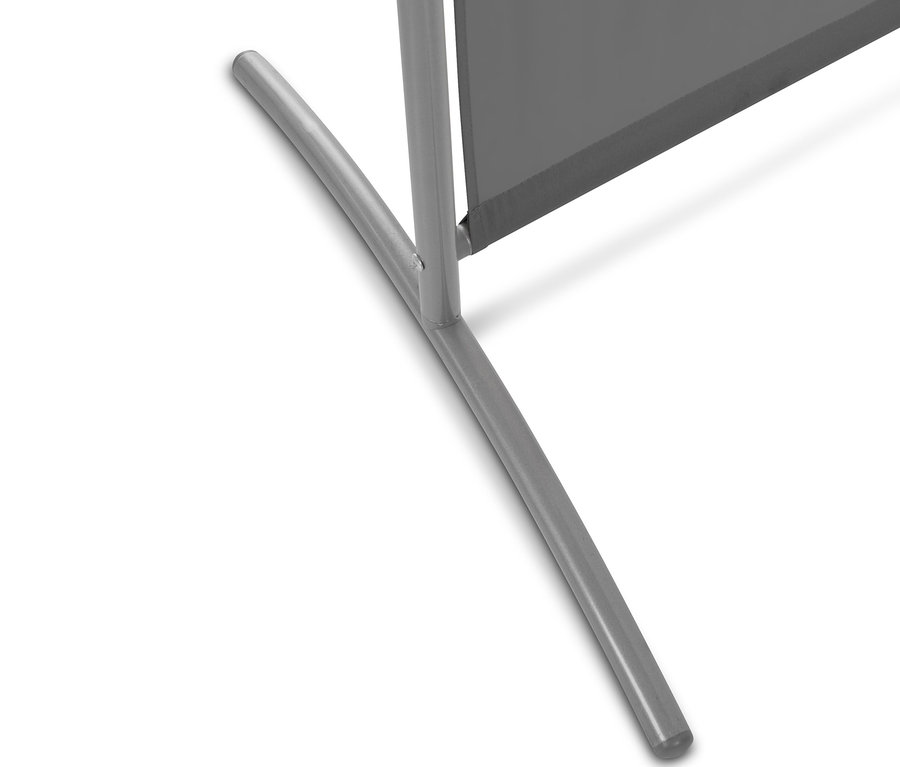 Detail einer grauen, dreiteiligen Leco Stellwand mit Metallrahmen.