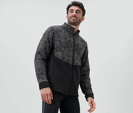Mann trägt eine Thermojacke.