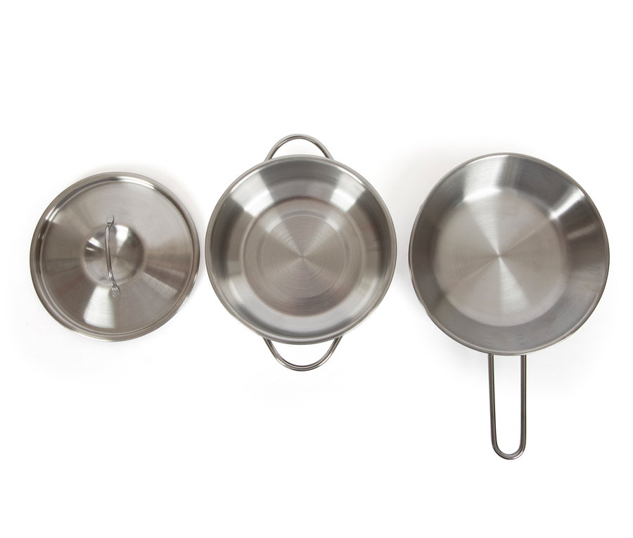 Drei Edelstahlkochtöpfe und ein Deckel sind auf einer weißen Oberfläche angeordnet, darunter eine small foot Kinderküche »Industrial«.