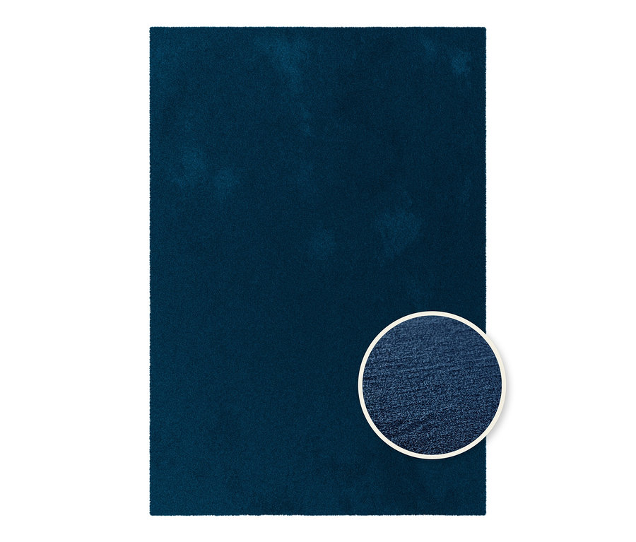 Blauer Teppich »Mellow« mit Detailansicht der Textur.