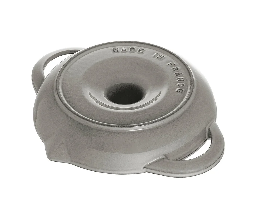 Grauer STAUB Hähnchen-Bräter mit Loch oben.