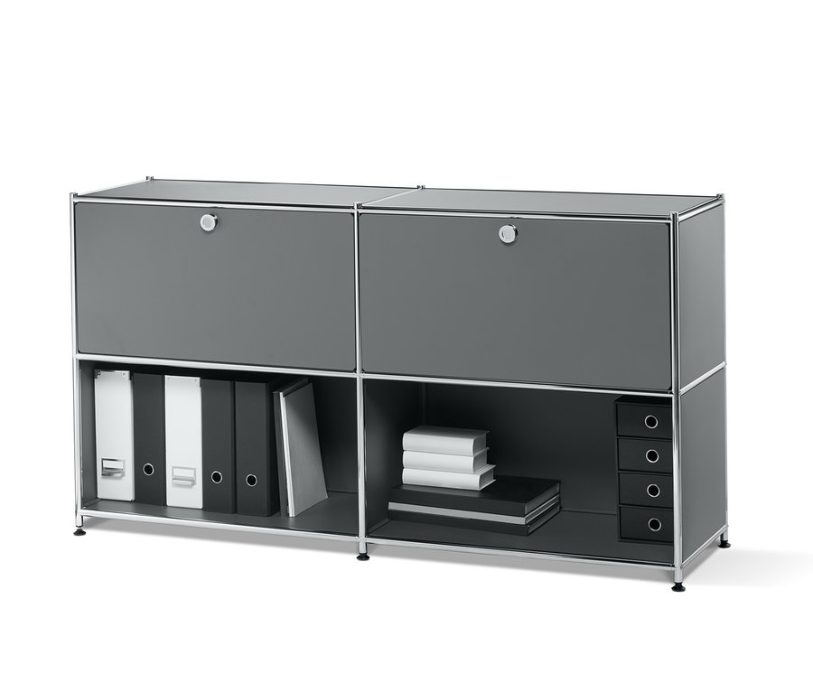 Graues Metall-Sideboard mit 2 versetzbaren Klappenfächern und Regalen mit Büchern und Ordnern.