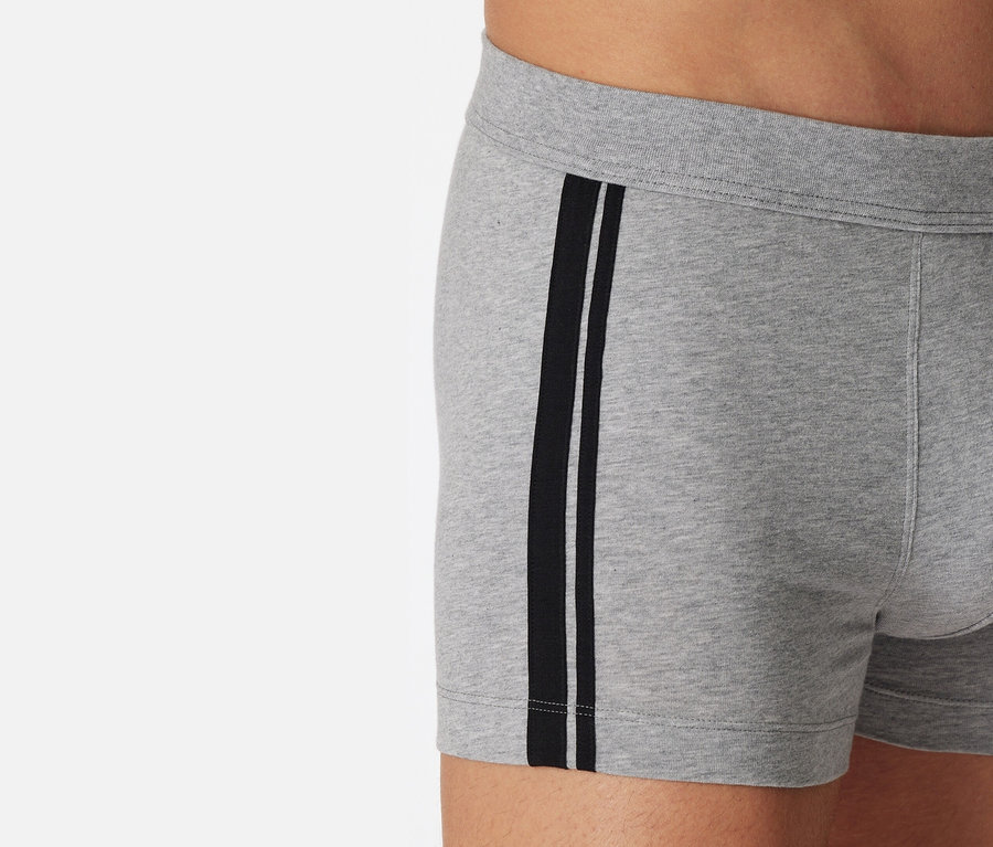 Nahaufnahme von 3 SCHIESSER Shorts, grau meliert, mit schwarzen Streifen an der Seite.