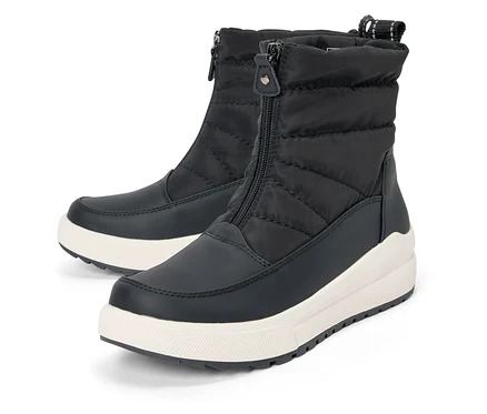 Zwei schwarze Winterstiefel mit weißen Sohlen und Reißverschluss in der Mitte.