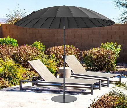 Auf einer Terrasse stehen zwei graue Liegen und ein anthrazitfarbener Leco Shanghai Sonnenschirm mit einem Durchmesser von 270 cm.