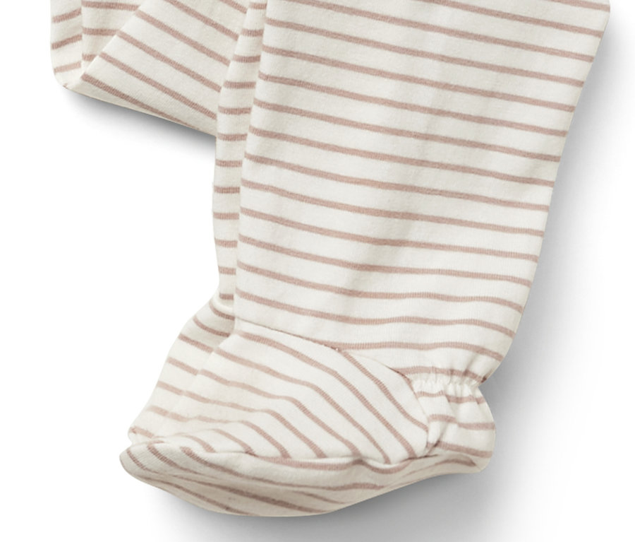 Detailaufnahme eines Baby-Strampelanzugs mit braunem Streifenmuster.