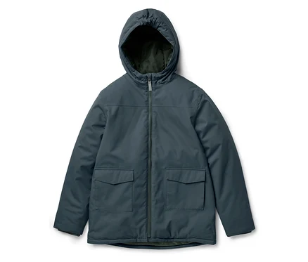 Eine marineblaue Jacke mit Kapuze und Reißverschluss in der Mitte.