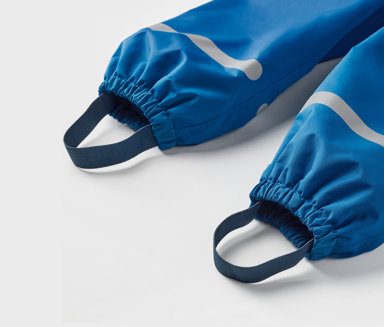 Detailansicht einer blauen Kinder-Thermo-Regenhose.