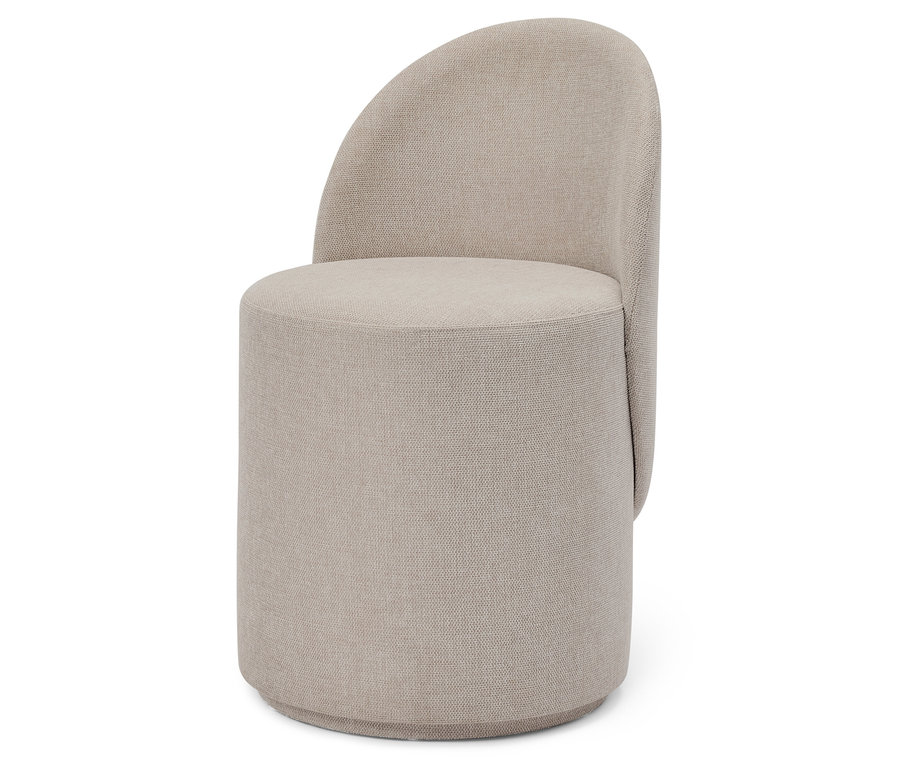 Beiger Stoffstuhl mit rundem Sitz und halbkreisförmiger Rückenlehne.