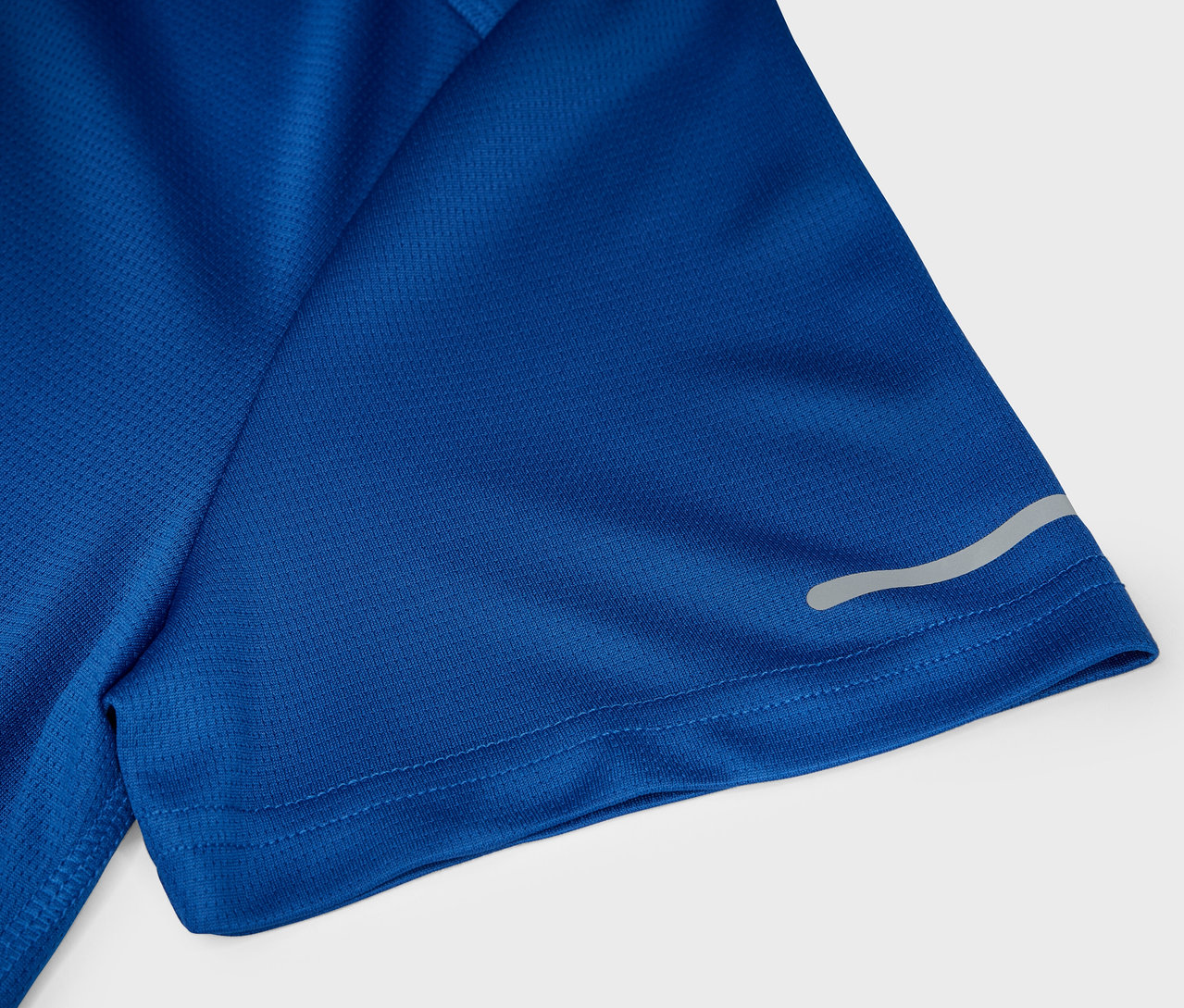 Detailaufnahme eines blauen Sport-T-Shirts mit kurzem Ärmel und reflektierendem Streifen.