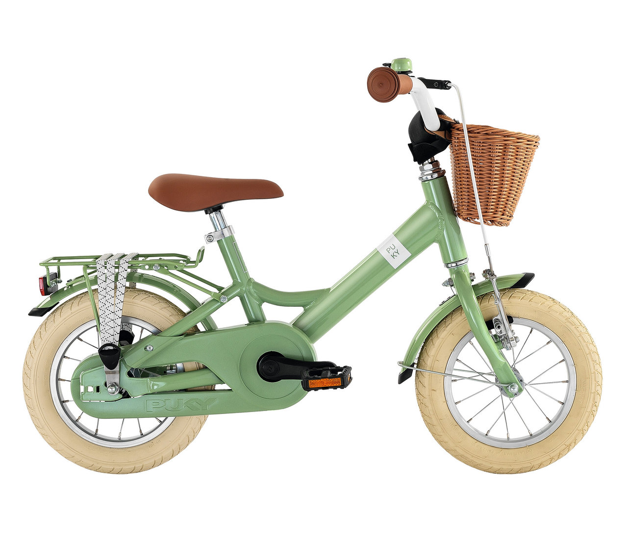 Grünes Puky Fahrrad YOUKE CLASSIC 12 mit braunem Sattel und Weidenkorb.