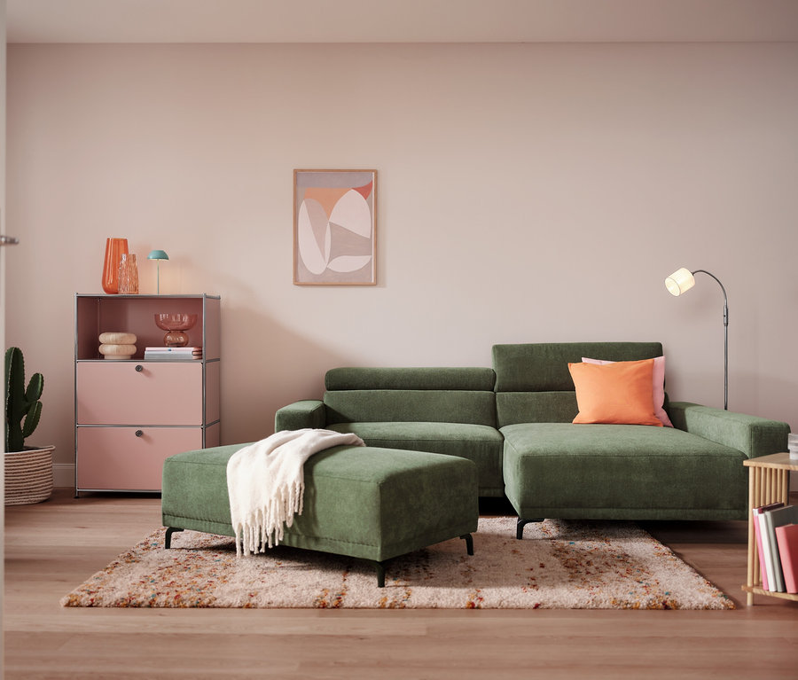 Grüne LED-Akku-Tischleuchte auf einem Schrank neben Vase und Dekorationen.