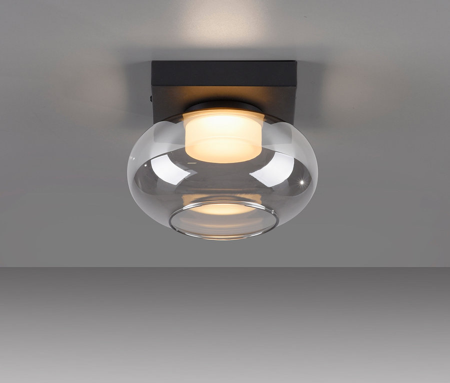 Nahaufnahme der SCHÖNER WOHNEN-Kollektion Deckenleuchte »SIA« mit grauer Glaskugel und Licht.