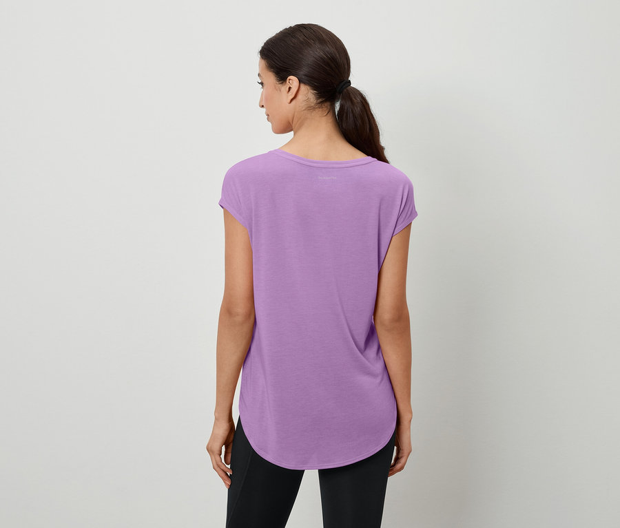 Von hinten ist eine Frau mit Pferdeschwanz zu sehen, die ein lila T-Shirt und schwarze Leggings trägt.