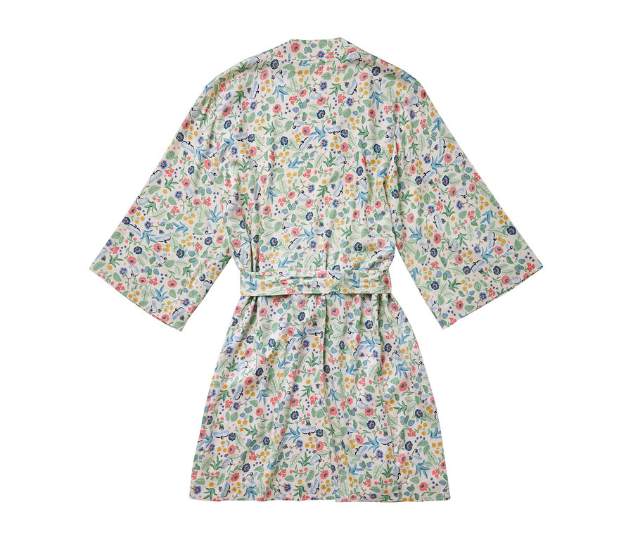 Rückansicht eines Morgenmantels mit Blumenmuster.