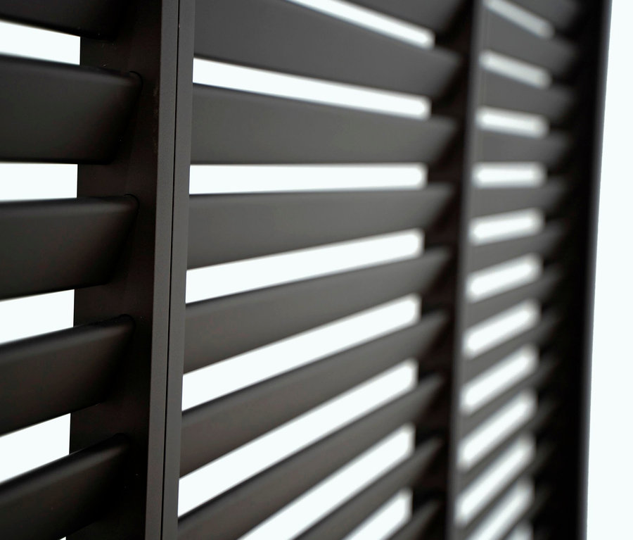 Detailaufnahme einer braunen Pergola mit horizontalen Lamellen.
