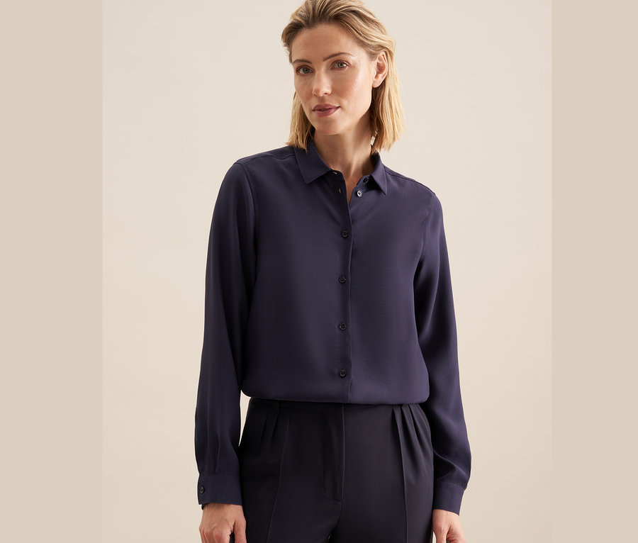 Frau trägt eine Seidensticker Bluse aus Viskose.