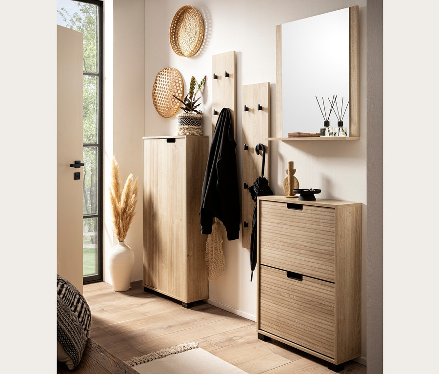 Eingangsbereich mit Schuhschrank »Emmik« in Weißeiche Optik, Hakenpaneel »Emmik« und Spiegel »Emmik«.