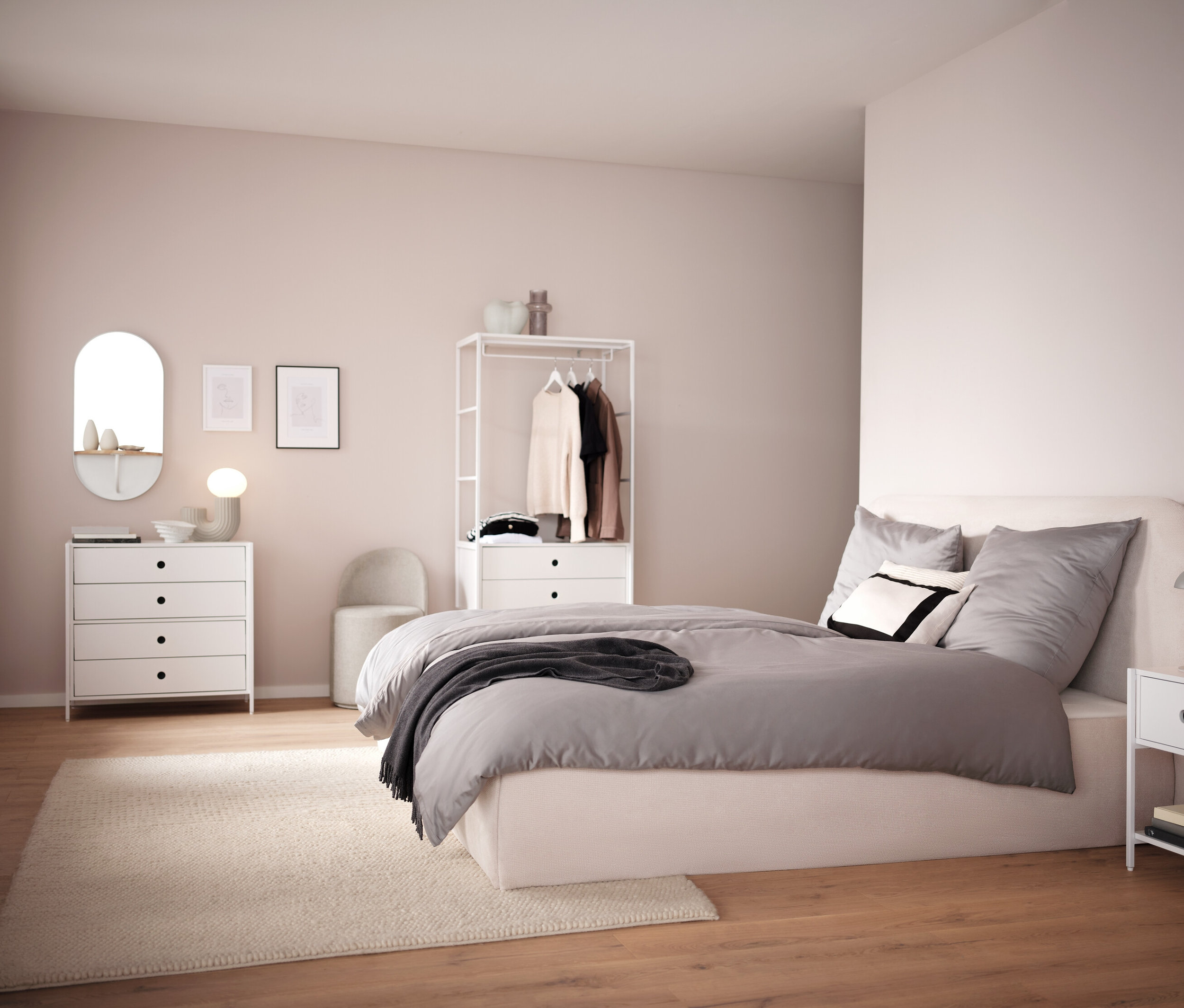 Schlafzimmer mit weißen Möbeln und grauer LED-Akku-Tischleuchte auf dem Nachttisch.