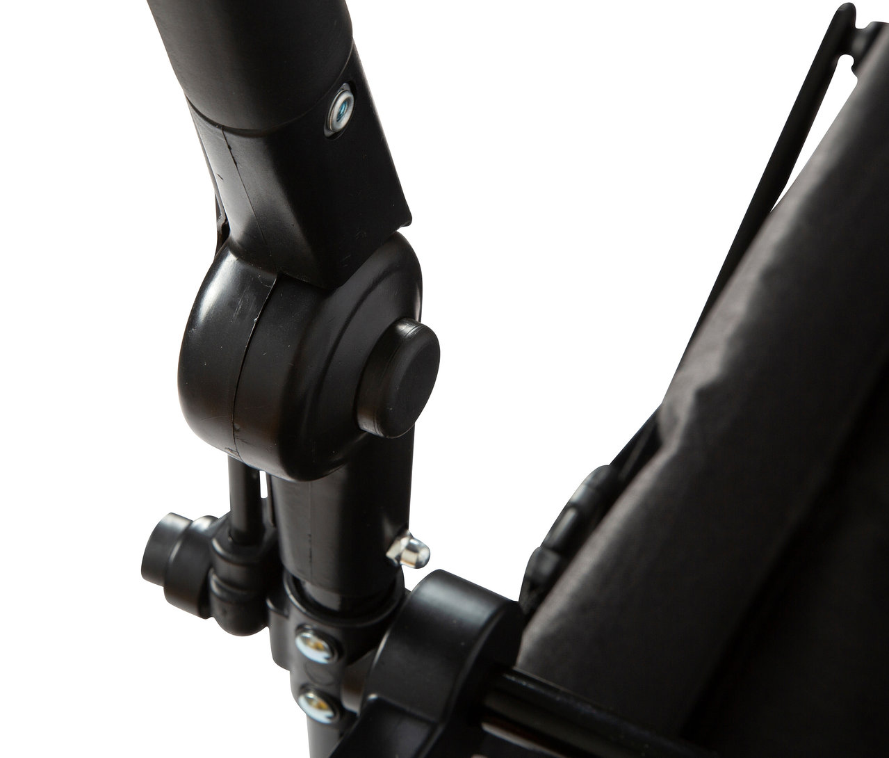 Detailaufnahme von einem schwarzen, zusammengeklappten Bollerwagen mit Dach und Stoffverdeck von small foot.