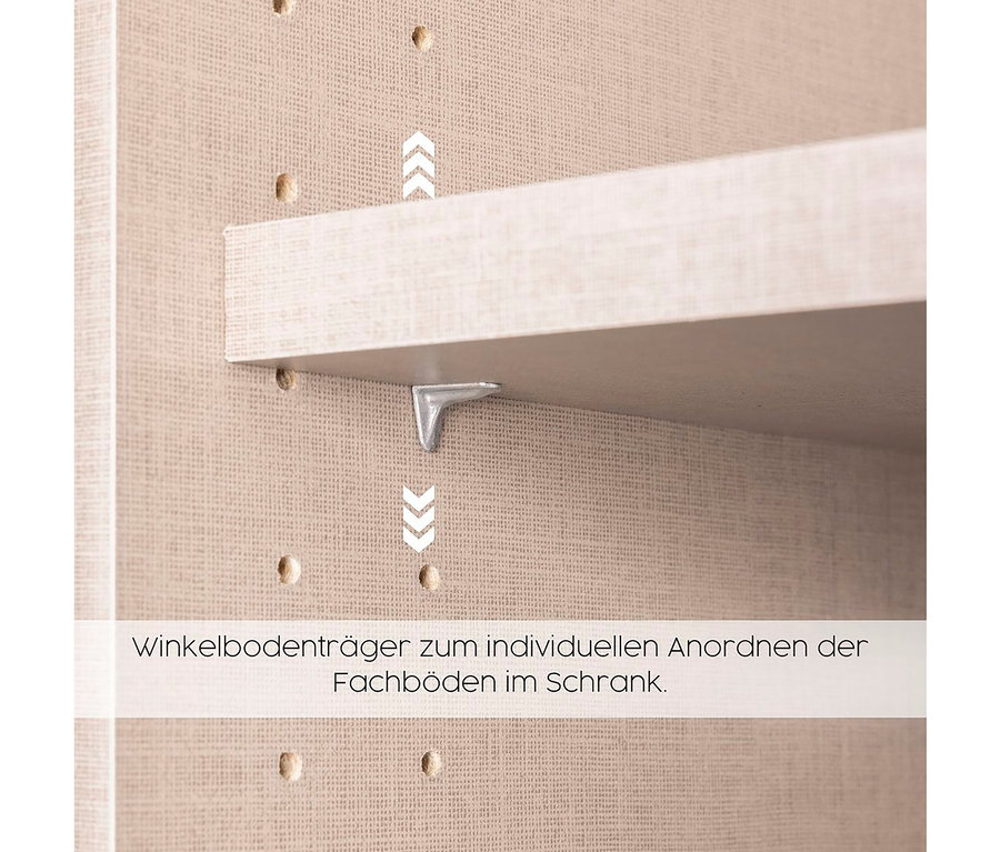 Detailansicht eines beige/champagnerfarbenen Rauch Drehtürenschranks "Skandi" mit einem Regalboden, der von einem Winkelbodenträger gehalten wird.