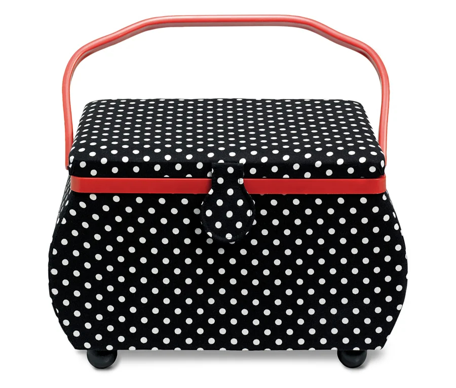Ein schwarz-weißer Nähkorb mit Polka Dots und rotem Griff von Prym.