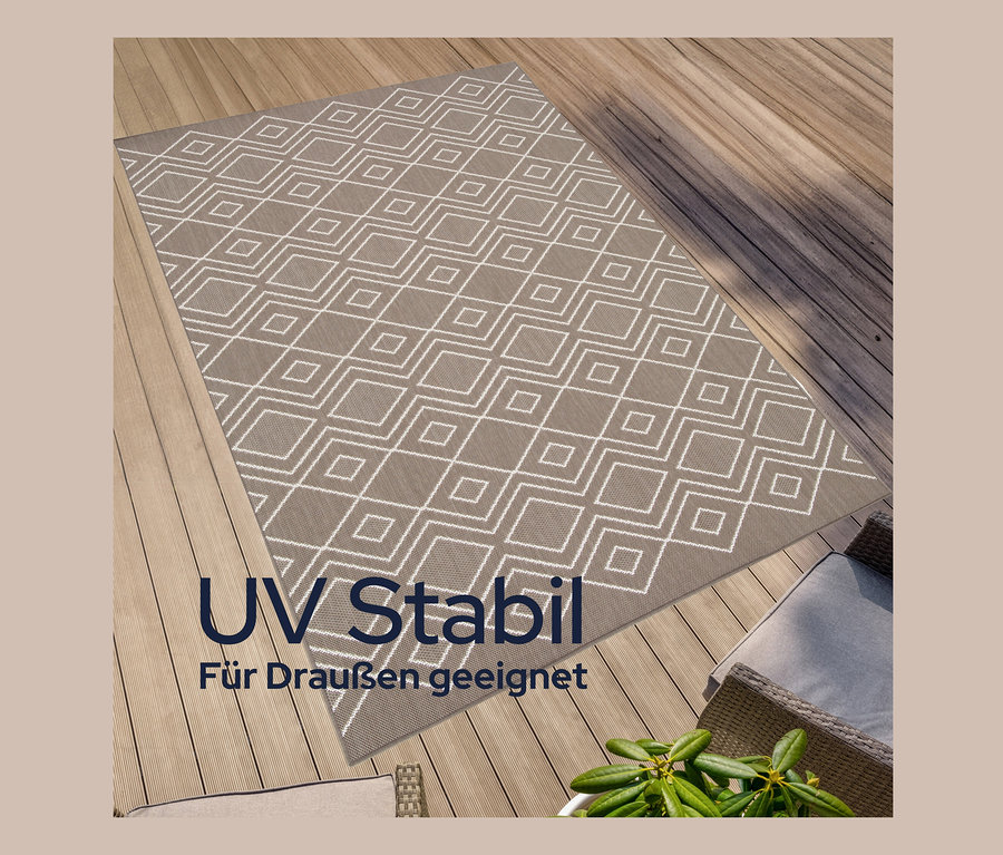 Ein brauner, faltbarer Outdoor-Teppich »Diamond Rhythm« mit weißem geometrischen Muster liegt auf einer Holzterrasse.