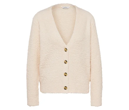 Ein cremefarbener Strickcardigan mit V-Ausschnitt und braunen Knöpfen.