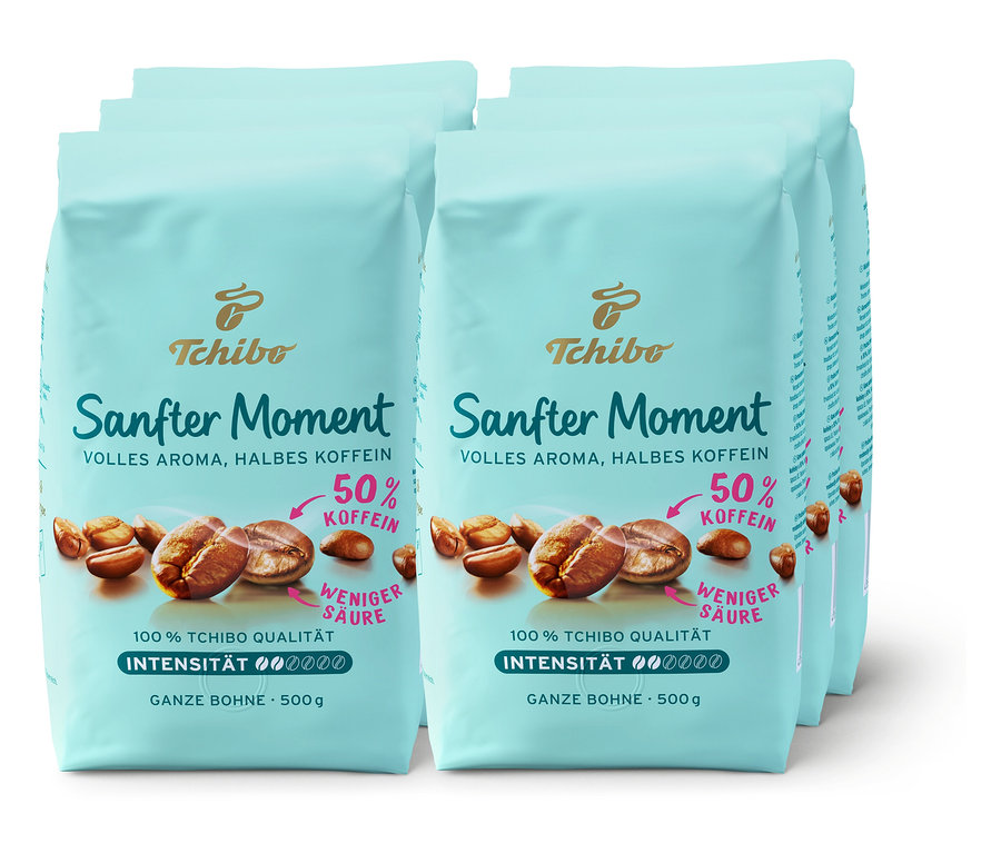 Mehrere Packungen Tchibo Sanfter Moment Kaffee mit 50% Koffein. Die Packungen sind hellblau und zeigen Kaffeebohnen.