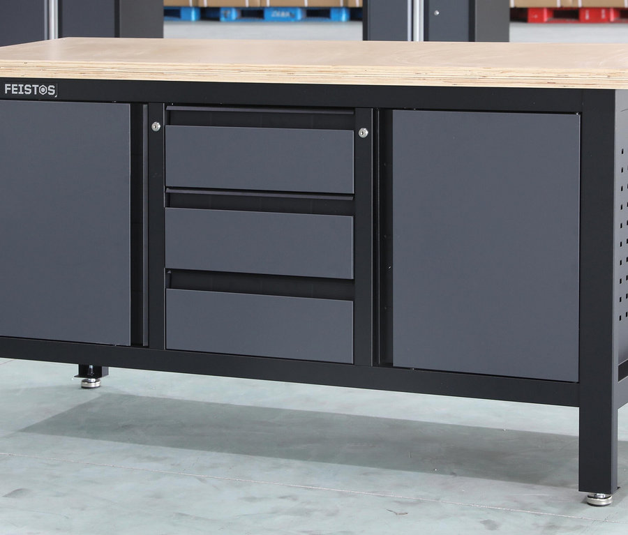 Eine graue FEISTOS Werkbank »Heros 2« mit einer hölzernen Arbeitsplatte und drei Schubladen.