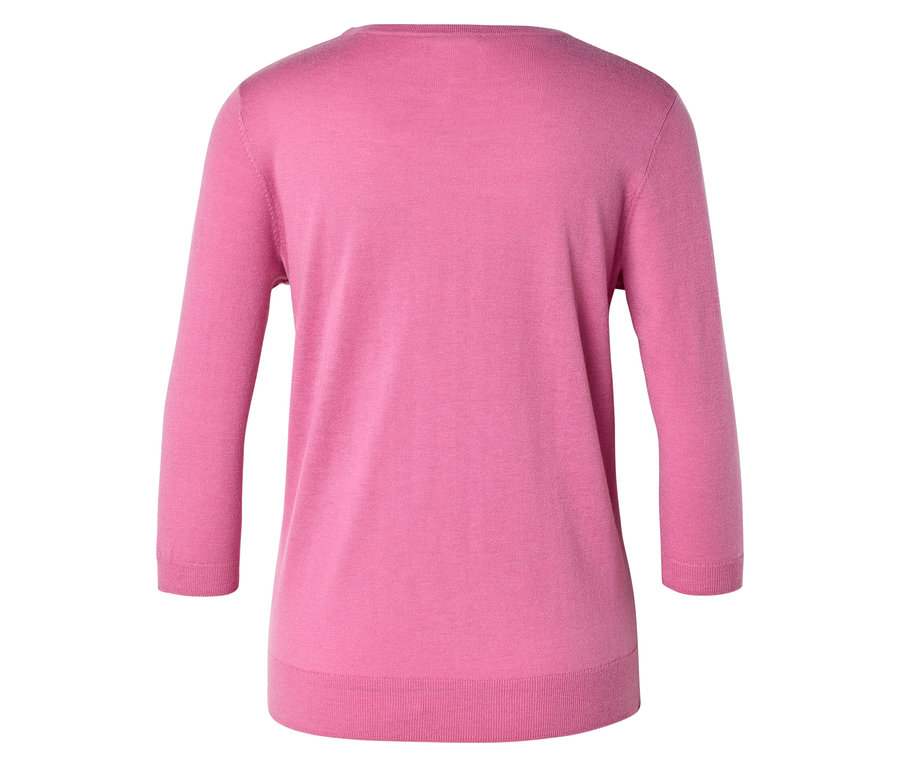 Rückansicht eines pinkfarbenen Strickpullovers mit Dreiviertelärmeln.