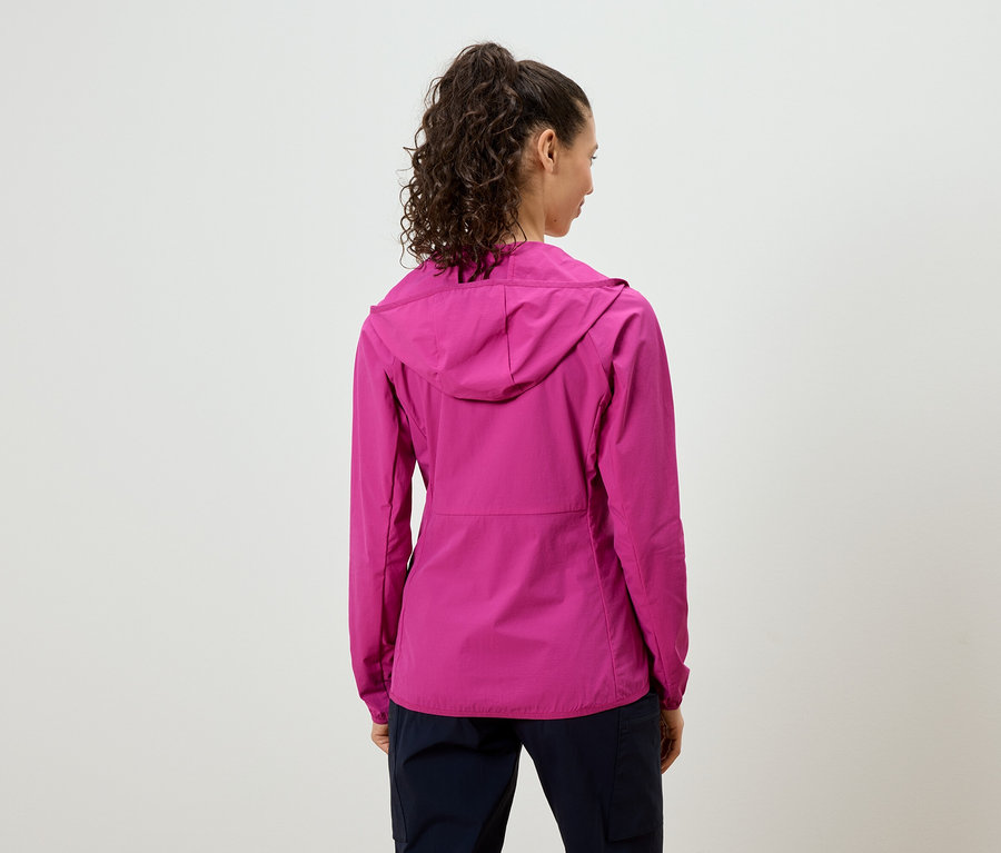 Rückansicht einer Frau mit Pferdeschwanz, die eine pinkfarbene Regenjacke trägt.