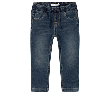 Die blaue NAME IT Sweat-Jeans liegt auf einem weißen Hintergrund.