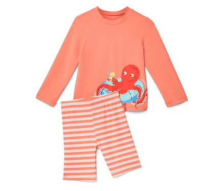 Lachsfarbenes langärmliges Shirt mit Oktopus-Motiv und gestreifte Shorts.