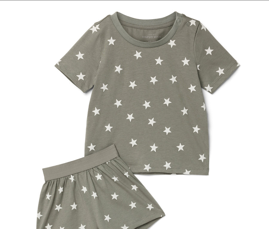 Ein graues Pyjama-Set mit weißen Sternen, bestehend aus einem kurzärmeligen Oberteil und Shorts.