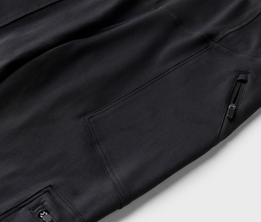Detailansicht einer schwarzen Hose mit Reissverschlusstasche.