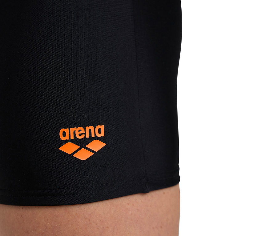 Nahaufnahme einer schwarzen Badehose mit orangefarbenem Arena-Logo.