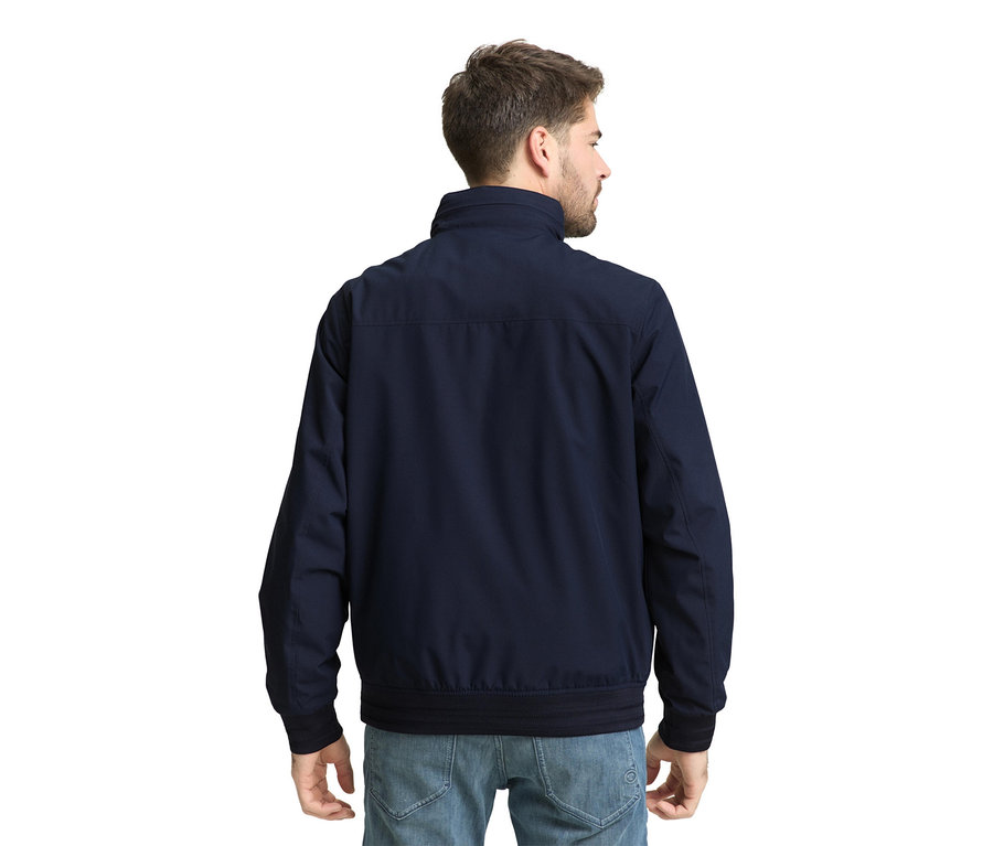 Mann von hinten mit Tom Tailor Blouson-Jacke in Sky Captain Blue und Jeans.