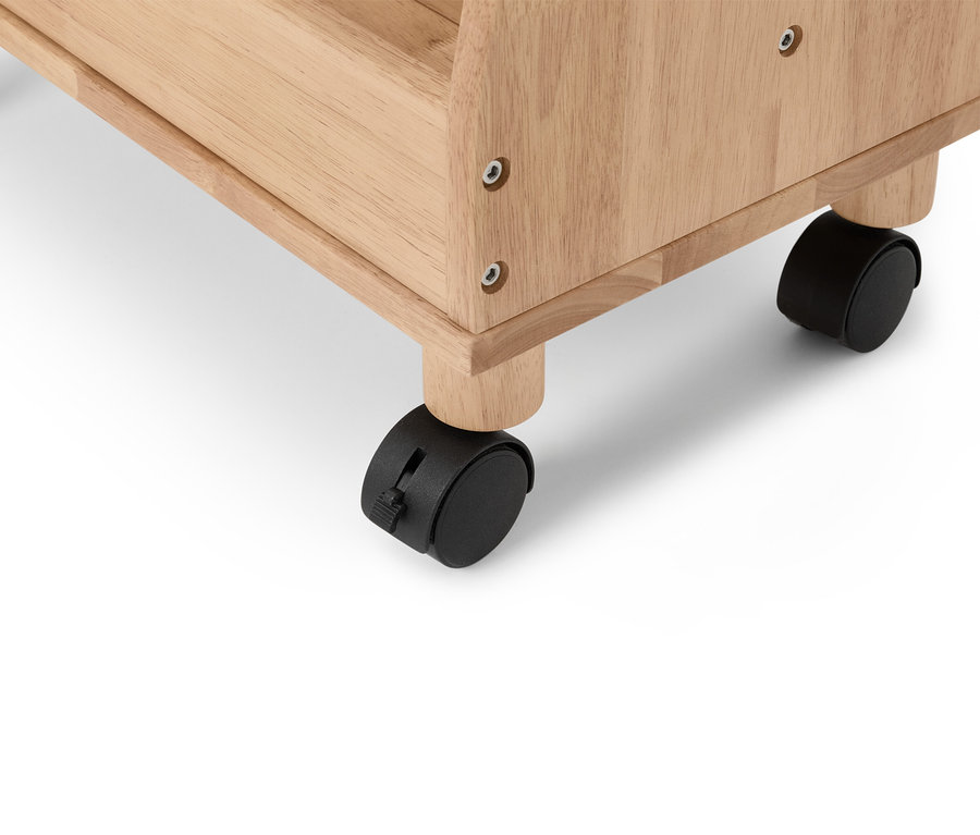 Detailansicht eines hellholzfarbenen Möbelstücks mit schwarzen Rollen.